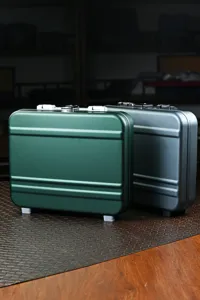 Detailweergave van draagbare aluminium horloge opslagdoos case met veilig slot.