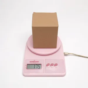 Gedetailleerd overzicht van kartonnen verpakking voor horloge opbergdoos en display.