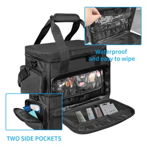 Detalle de bolsa de maquillaje de viaje negra grande con soportes para brochas y bolsillos.
