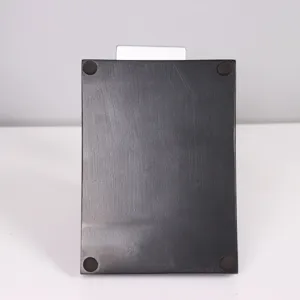 Detalle de la base del soporte de carga inalámbrica de resina, almohadillas antideslizantes, negro.