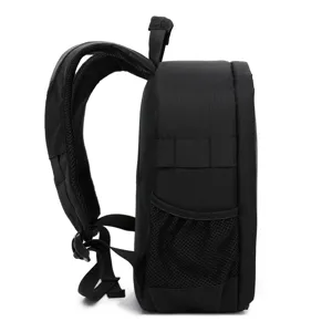 Zwarte camerarugzak zijaanzicht, professionele fototas met netvakken voor accessoires.