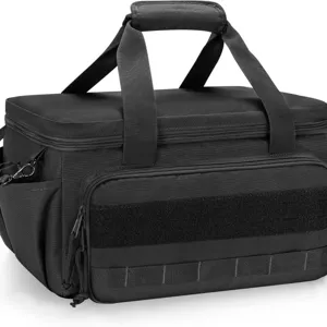 Detalle de bolsa de herramientas táctica negra, tela Oxford duradera, asa de transporte.