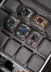 Aluminium horlogedoos opbergdoos met slot en grijs fluwelen kussentjes horloge detailweergave.