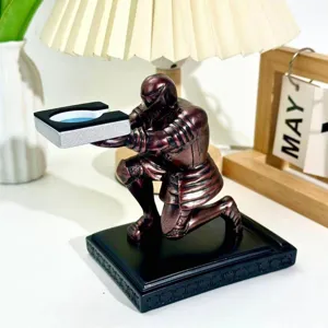 Soporte de cargador de reloj inalambrico samurai de resina decoracion escritorio.