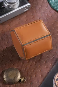 Gedetailleerd overzicht van de bruine hexagonale lederen horlogedoos met fijne stiksels.