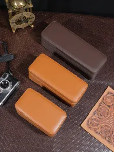 Gedetailleerd overzicht van draagbare horlogedozen met meerdere vakken in bruin kunstleer.