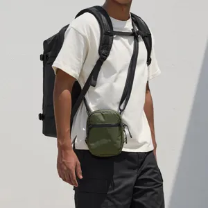 Moderna borsa a tracolla minimalista in nylon per cellulare e grande zaino da viaggio.