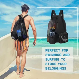 Gedetailleerd overzicht van zwarte mesh strandrugzak met trekkoord en zijvak voor een fles.