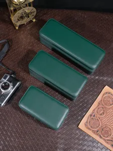 Detailweergave van groene lederen horlogedoos, draagbare reisetui voor mechanische horloges.