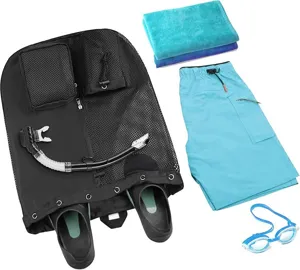 Gedetailleerd overzicht van zwarte mesh strandrugzak met snorkel, vinnen, handdoek en zwemshort.
