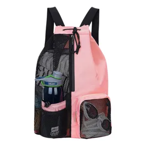 Detailweergave van roze zwart mesh trekkingrugzak met trekkoord voor zwemmen en strand.