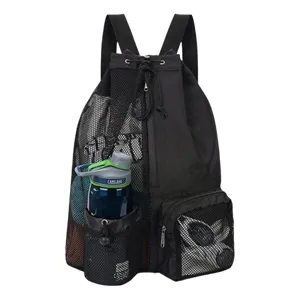 Zwarte mesh trekkoord rugzak voor zwemmen, strand en fitness met zijvakje voor fles.