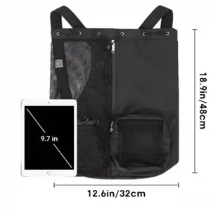 Zwarte mesh zwemrugzak detail met afmetingen en tablet-groottereferentie voor buitengebruik.