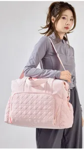 Bolso de viaje acolchado rosa con correa para el hombro gran capacidad detalle