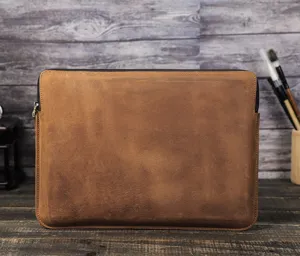 Funda protectora de cuero genuino marron vintage para ordenador portatil de 14 pulgadas.