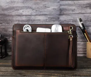 Vista detallada de la funda para portátil de cuero genuino con bolsillo con cremallera.