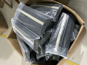 Organizador de joyas colgante con ganchos metálicos para pendientes y anillos versátil.