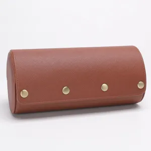 Gedetailleerd overzicht van bruine lederen horloge etui met drukknopen voor veilige opslag.