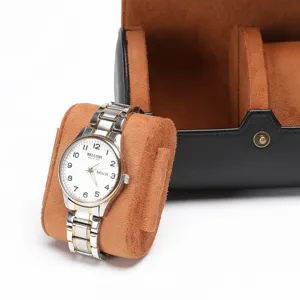 Tweekleurig quartz horloge met witte wijzerplaat op een lederen opbergdoos voor horloges.