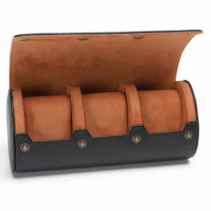 Zwarte lederen horloge etui met drie vakken, zachte bruine suède voering en drukknoppen.