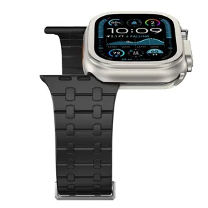 Προστατευτική θήκη και μαύρο λουράκι για smartwatch 49mm, λεπτομερής πλευρική όψη.