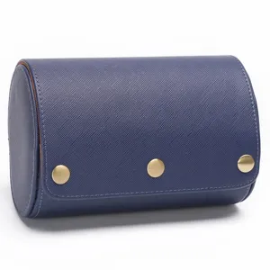 Detailopname van het blauwe cilindrische lederen horloge-etui met metalen drukknoppen.