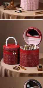 Detail van de tweed make-upkoffer met binnenspiegel, vakken en elegante parelhandgreep.
