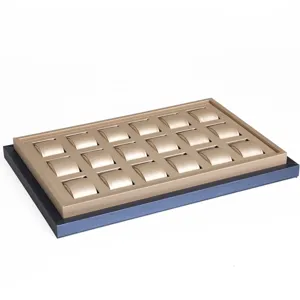 Houten horloge display tray organisator met meerdere sleuven voor veilige opberging.
