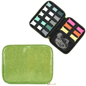 Groene glinsterende opbergtas detail met kleurrijke horlogebandjes en mesh zak.