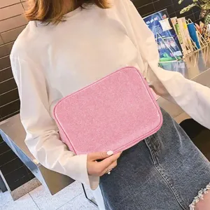 Gedetailleerd overzicht van het roze glinsterende opbergtasje voor kabels en kleine reisitem.
