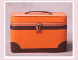 Elegante cosmetische koffer van oranje leer met bruine accenten voor stijlvolle reizen.