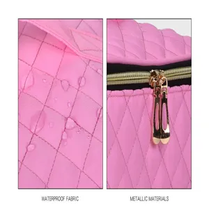 Detailopname met waterdichte stof en metalen rits van de roze cosmetische tas.