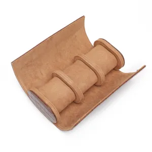 Detail van horloge etui van PU leer, bruine opbergdoos met drie vakken en zachte binnenvoering.