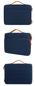 Multidimensionale details van de donkerblauwe laptophoes met oranje handvat.