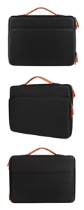 Gedetailleerd overzicht van de zwarte laptophoes met oranje handvatten en ritsen.