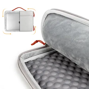 Grijze laptophoes 16 inch met zachte pluche binnenkant, schokbestendig kussen en oranje rits.