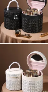Elegant tweed cosmetisch etasje detail, draagbare make-up opbergtas met parelhandvat.