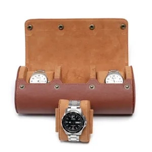 Bruine lederen horloge etui rol met 3 vakken en zachte binnenkant voor veilige opslag.