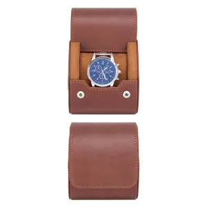 Vista detallada de la caja de reloj de cuero sintetico marron con cojin interior suave y seguro.