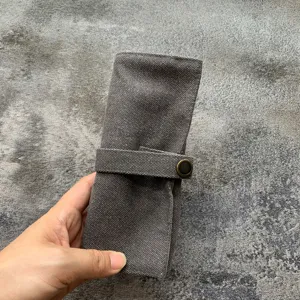 Gedetailleerd overzicht van canvas horlogeband opbergtas met handige drukknoopsluiting.