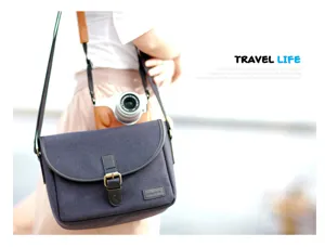 Gedetailleerd shot van casual canvas cameratas met fijne stiksels en duurzame riem.