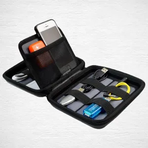 Vista dettagliata della custodia organizer in EVA nera con tasche a rete e fasce elastiche.