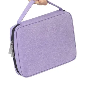 Gros plan détaillé d'un sac de rangement en tissu violet portable avec fermeture éclair.