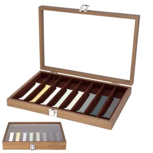 Detalle de caja de almacenamiento de correa de madera con tapa de cristal y terciopelo.