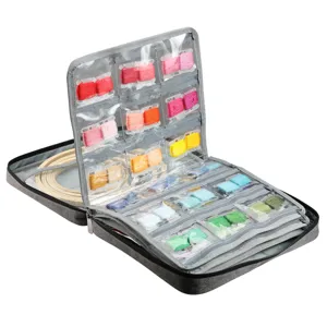 Bolsa de almacenamiento de hilo de bordar gris organizador con bolsillos transparentes.