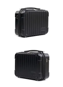 Custodia rigida nera per visore VR e accessori, design compatto e molto portatile.
