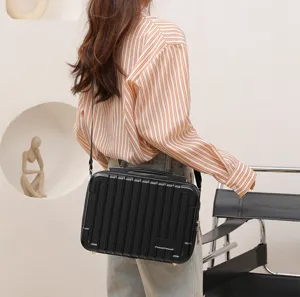 Borsa a tracolla rigida nera righe verticali stile mini valigia borsa elegante