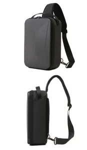 Vue détaillée du sac bandoulière rigide avec surface géométrique gris foncé et sangle.