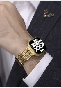 Roestvrijstalen horlogeband compatible met Apple Watch, stijlvol kettingontwerp in goud kleur.