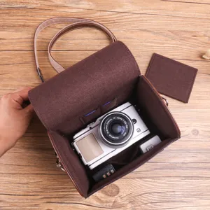Gedetailleerd overzicht van de retro mirrorless cameratas met binnenopslag en compartimenten.